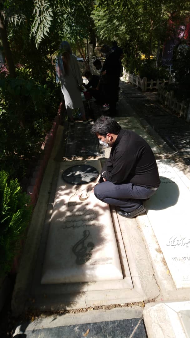 حضور رییس سازمان سینمایی در قطعه شهدا و هنرمندان بهشت زهرا (س)