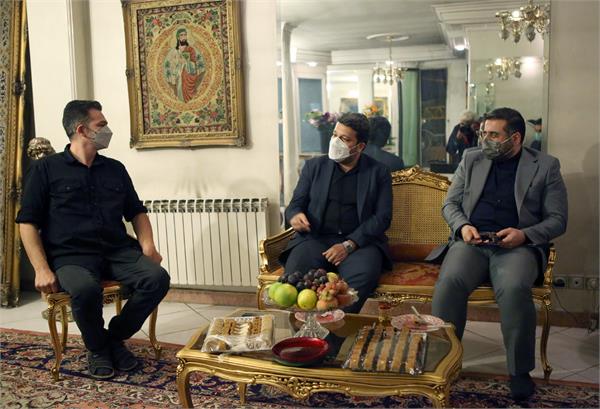 حضور وزیر فرهنگ و ارشاد اسلامی  و رییس سازمان سینمایی در منزل هنرمند فقیدفتحعلی اویسی