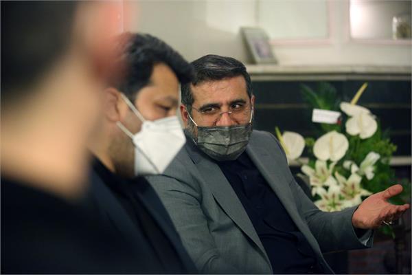 حضور وزیر فرهنگ و ارشاد اسلامی  و رییس سازمان سینمایی در منزل هنرمند فقیدفتحعلی اویسی