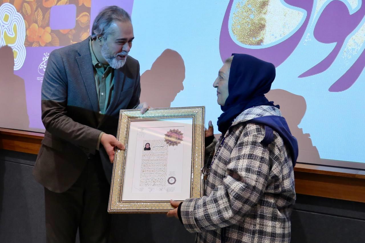 اهدای نشان درجه یک هنری به مینو غزنوی